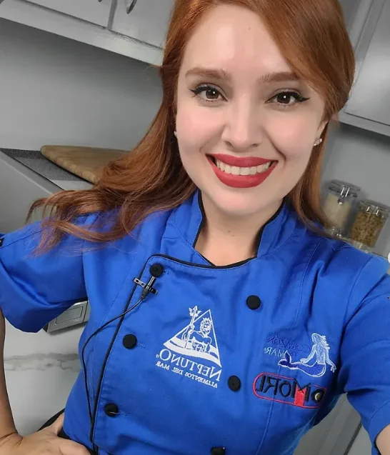 Alejandra con filipina azul de una marca de alimentos del mar