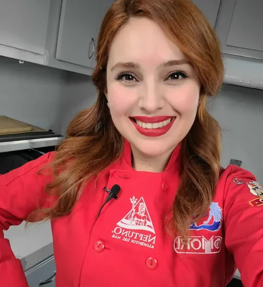 Alejandra con filipina roja en una cocina de producción